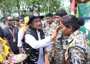 *बस्तर में फैल रहा है अब विकास का उजियारा*