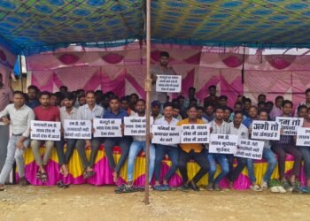 *पंडरिया शक्कर कारखाना के 250 श्रमिकों को नौकरी से निकाला गया तो श्रमिक ने अनिश्चित कालीन भूख हड़ताल शुरू कर दिया !*