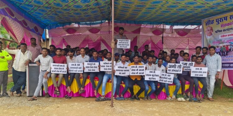 *पंडरिया शक्कर कारखाना के 250 श्रमिकों को नौकरी से निकाला गया तो श्रमिक ने अनिश्चित कालीन भूख हड़ताल शुरू कर दिया !*