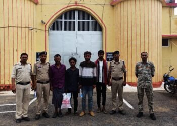 पुलिस अधीक्षक धर्मेन्द्र सिंह (भा.पु.से.), अतिरिक्त पुलिस अधीक्षक पुष्पेन्द्र बघेल एवं पंकज पटेल तथा एसडीओपी पंडरिया भूपत सिंह धनेश्री के मार्गदर्शन में थाना कुकदूर पुलिस द्वारा गंभीर मारपीट के मामले में चार आरोपियों को गिरफ्तार कर उनके कब्जे से घटना में प्रयुक्त हथियार जब्त किया गया है।