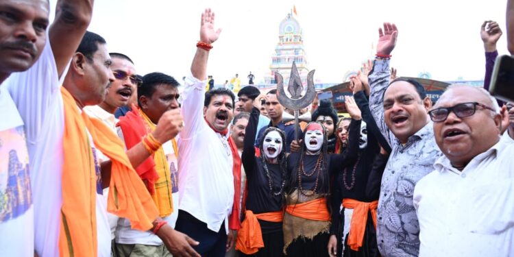 *हर-हर महादेव के उद्घोष और बोल बम की जयघोष से गूंजा कवर्धा, भव्यता के साथ निकली भोरमदेव पदयात्रा*