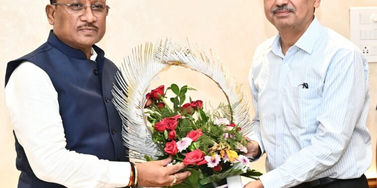 *मुख्यमंत्री साय से भारत सरकार में भूमि संसाधन सचिव ने की सौजन्य भेंट*