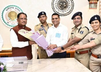 मुख्यमंत्री विष्णु देव साय से राज्य पुलिस सेवा अधिकारियों ने की सौजन्य भेंट