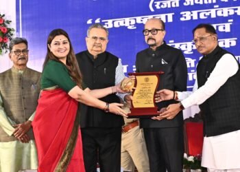 *महामहिम राज्यपाल रमेन डेका जी ने पंडरिया विधायक भावना बोहरा को वर्ष 2024-25 के उत्कृष्ट विधायक सम्मान से किया सम्मानित*