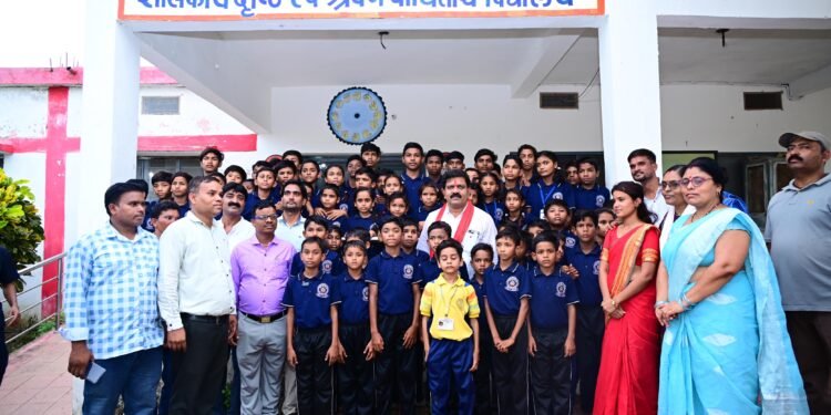 दृष्टि एवं श्रवण बाधित बच्चों के बीच जन्मदिन मनाकर उप मुख्यमंत्री विजय शर्मा ने दिया मानवीयता का उदाहरण