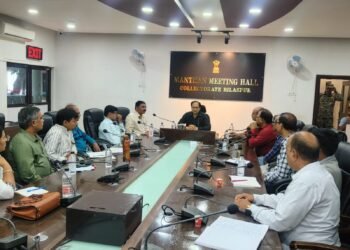 *व्यापम की सब इंजीनियर परीक्षा 20 जुलाई को* *शहर के 17 केन्द्रों में शामिल होंगे 6 हजार परीक्षार्थी* *कलेक्टर ने आब्जर्वरों की बैठक लेकर दिए दिशा-निर्देश*