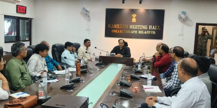 *व्यापम की सब इंजीनियर परीक्षा 20 जुलाई को* *शहर के 17 केन्द्रों में शामिल होंगे 6 हजार परीक्षार्थी* *कलेक्टर ने आब्जर्वरों की बैठक लेकर दिए दिशा-निर्देश*