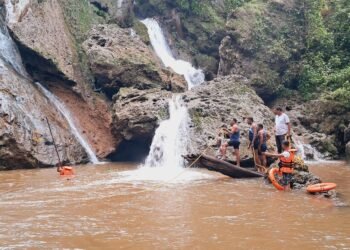 *रानी दहरा जलप्रपात में फंसे युवक की तलाश जारी, कलेक्टर ने एसडीआरएफ को बुलाया* *कलेक्टर ने किया रानी दहरा जलप्रपात का निरीक्षण, पर्यटकों की सुरक्षा को लेकर दिए महत्वपूर्ण निर्देश*