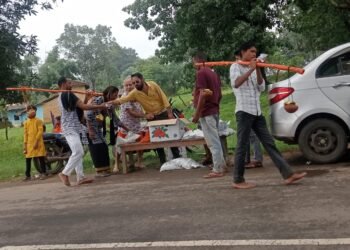 राष्ट्रीय अध्यक्ष स्वदेसानंद महाराज संत बौद्धिक प्रमुख के द्वारा कांवड़ियों का श्रीफल व प्रसाद वितरण किया गया है