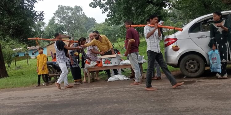 राष्ट्रीय अध्यक्ष स्वदेसानंद महाराज संत बौद्धिक प्रमुख के द्वारा कांवड़ियों का श्रीफल व प्रसाद वितरण किया गया है