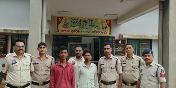 *घर में दिनदहाड़े हुई लाखों की चोरी का खुलासा — दो आरोपी गिरफ्तार, नगदी बरामद, एक फरार*