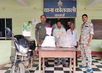 अवैध रूप से बेचने के लिए जमा शराब की बड़ी खेप जब्त, दो आरोपी गिरफ्तार