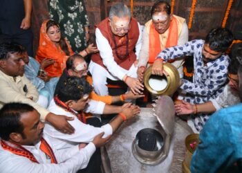 मुख्यमंत्री विष्णुदेव साय, विधानसभा अध्यक्ष रमन सिंह उप मुख्यमंत्री विजय शर्मा और अरुण साव ने भोरमदेव में हजारों कावड़ियों और शिव भक्तों का हैलीकॉप्टर से पुष्प वर्षा कर भव्य स्वागत और अभिनंदन किया मुख्यमंत्री साय, अध्यक्ष सिंह, उप मुख्यमंत्री श्री शर्मा और साव ने हर-हर महादेव, बोल बम के जय घोष के साथ कावड़ियों और श्रद्धालुओं का स्वागत किया