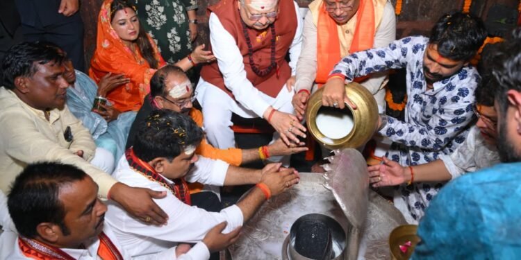 मुख्यमंत्री विष्णुदेव साय, विधानसभा अध्यक्ष रमन सिंह उप मुख्यमंत्री विजय शर्मा और अरुण साव ने भोरमदेव में हजारों कावड़ियों और शिव भक्तों का हैलीकॉप्टर से पुष्प वर्षा कर भव्य स्वागत और अभिनंदन किया मुख्यमंत्री साय, अध्यक्ष सिंह, उप मुख्यमंत्री श्री शर्मा और साव ने हर-हर महादेव, बोल बम के जय घोष के साथ कावड़ियों और श्रद्धालुओं का स्वागत किया