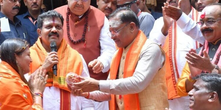 *पंडरिया विधायक भावना बोहरा और कांवड़ियों का मुख्यमंत्री विष्णु देव साय, विधानसभा अध्यक्ष डॉ.रमन सिंह जी एवं दोनों उप मुख्यमंत्रियों ने किया अभिनंदन, हेलीकॉप्टर से कांवड़ियों और श्रद्धालुओं पर की गई पुष्पवर्षा*