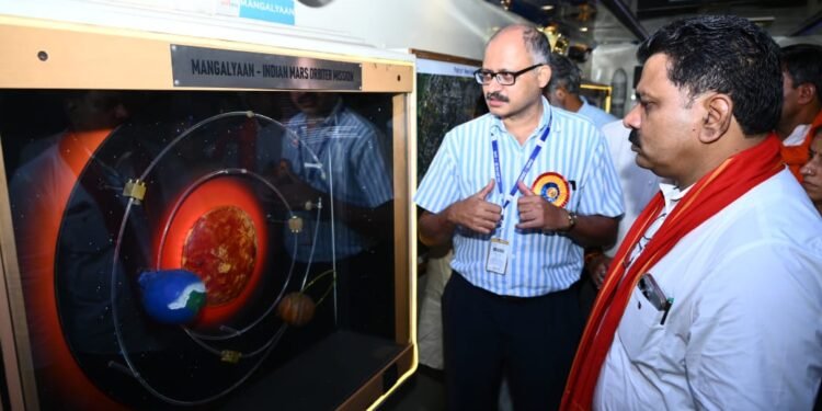 कलेक्टर गोपाल वर्मा ने ई-ऑफिस अंतर्गत कार्य का किया शुभारंभ