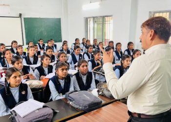 विद्यार्थी जीवन सफलता की नींव, इसे बनाएं अनुशासन, मेहनत और आत्मविश्वास से मजबूत कलेक्टर गोपाल वर्मा