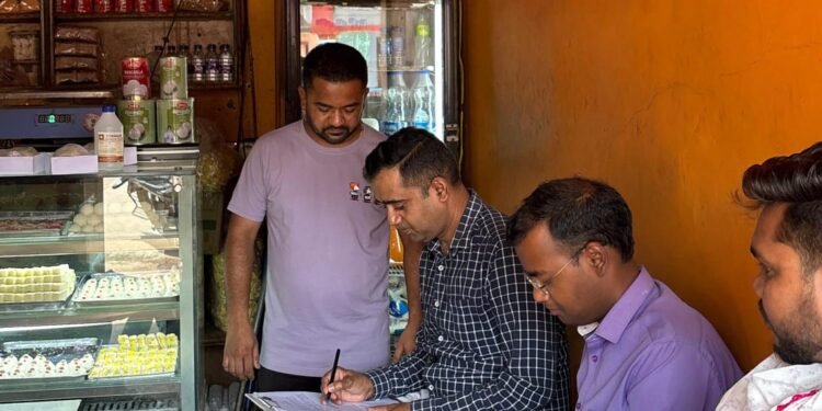 रक्षाबंधन पर मिठाइयों की गुणवत्ता पर नजर, कबीरधाम में 3 दिन चला सघन जांच अभियान 33 सैम्पल राज्य लैब भेजे, 80 नमूनों की मौके पर जांच, व्यापारियों को निर्देश