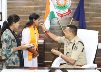 *कबीरधाम में रक्षाबंधन पर बहनों ने पुलिस भाइयों की कलाई पर बांधा सुरक्षा का संकल्प सूत्र*