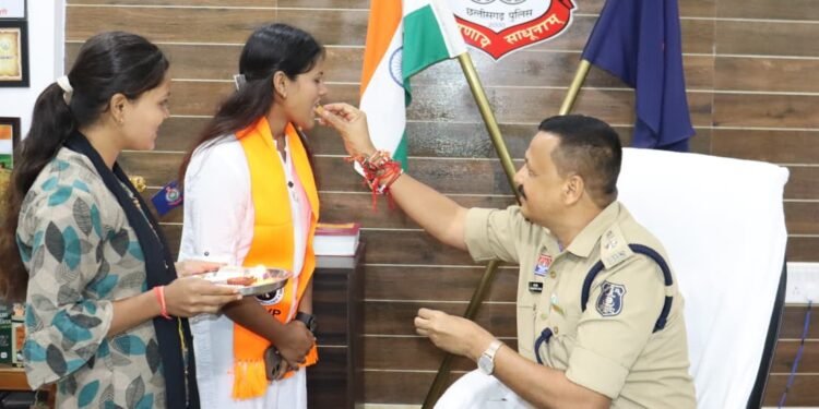 *कबीरधाम में रक्षाबंधन पर बहनों ने पुलिस भाइयों की कलाई पर बांधा सुरक्षा का संकल्प सूत्र*