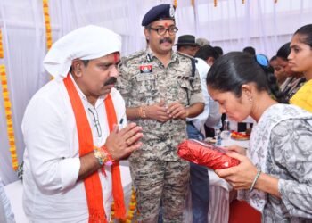 *उप मुख्यमंत्री और वन मंत्री को ‘दंतेश्वरी फाइटर्स’ आत्मसमर्पित माओवादी बहनों ने बांधा रक्षा सूत्र* *विकास की मुख्यधारा से जुड़ने वाली बहनों को सुरक्षा-सम्मान देने के लिए शासन प्रतिबंध*