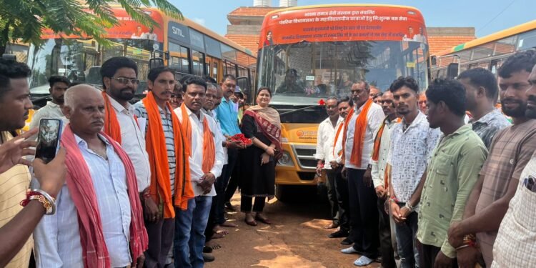 *छात्राओं के लिए नई उम्मीद और परिजनों के आंखों में बेटियों के उज्ज्वल भविष्य के सपने लेकर गांव-गांव पहुंची पंडरिया विधायक भावना बोहरा द्वारा संचालित निःशुल्क बस सेवा, छात्राओं,परिजनों और ग्रामीणों ने किया भव्य स्वागत*