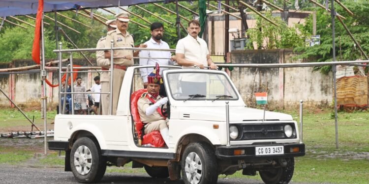 स्वतंत्रता दिवस आयोजन का किया गया अंतिम पूर्वाभ्यास स्वतंत्रता दिवस की तैयारी जोरों पर, सांसद संतोष पाण्डेय मुख्य समारोह में करेंगे ध्वाजारोहण