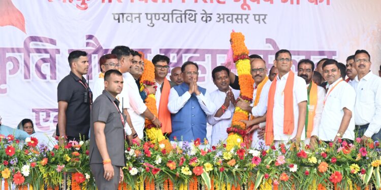 *स्व. कुमार दिलीप सिंह जूदेव सनातन धर्म के सच्चे ध्वजवाहक – मुख्यमंत्री विष्णुदेव साय*  *धरमजयगढ़ में 100 करोड़ से अधिक के विकास कार्यों की घोषणा*