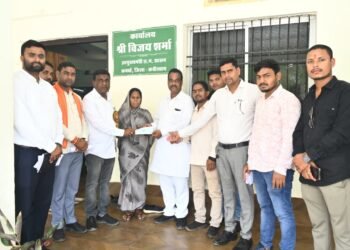 उपमुख्यमंत्री विजय शर्मा के निर्देश पर सड़क दुर्घटना में दिवंगत के परिवार को मिली आर्थिक सहायता