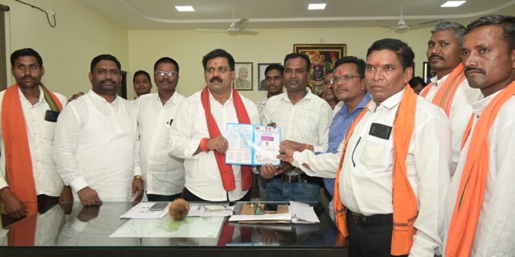 कवर्धा प्रवास: उपमुख्यमंत्री विजय शर्मा ने सुनी ग्रामीणों की समस्याएं, धिकुड़िया को राजस्व ग्राम बनाने की मांग की  उपमुख्यमंत्री ने ग्रामीणों से की मुलाकात, धिकुड़िया को पृथक राजस्व ग्राम बनाने पर आवश्यक दिशा निर्देश