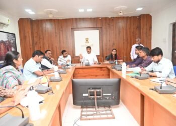 जिले में विशेष राजस्व समाधान शिविरों से नागरिकों को मिली राहत, 24 राजस्व निरीक्षक सर्किलों में 2,273 आवेदनों का गांव स्तर पर हुआ समाधान  कलेक्टर ने शेष विवादित प्रकरणों का निराकरण समय सीमा में सुनिश्चित करने के दिए निर्देश