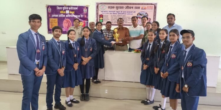 *महिला थाना कवर्धा द्वारा आत्मानंद स्कूल में “अभिव्यक्ति कार्यक्रम” — छात्र-छात्राओं को जागरूक कर दिया गया सशक्त संदेश*