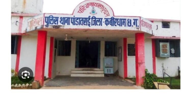 कबीरधाम जिले के पांडातराई में गुप्ता समाज के लोग सोशल मीडिया पर वायरल हुए आपत्तिजनक वीडियो के बाद आहत हैं। समाज के अध्यक्ष दिनेश गुप्ता ने बताया कि 30 अगस्त 2025 को दोपहर 1 बजे उन्हें जानकारी मिली कि नगर पंचायत उपाध्यक्ष मनोज ठाकुर और अन्य व्यक्तियों द्वारा उनके समाज का अपमान करने वाला वीडियो बनाया गया और साझा किया गया।