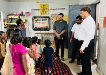 कलेक्टर गोपाल वर्मा ने सुदूर वनांचल क्षेत्र आंगनबाड़ी केन्द्र रेंगाखार का किया आकस्मिक निरीक्षण  कलेक्टर ने बच्चों से की आत्मीय बातचीत कर दिनचर्या और भोजन व्यवस्था की ली जानकारी