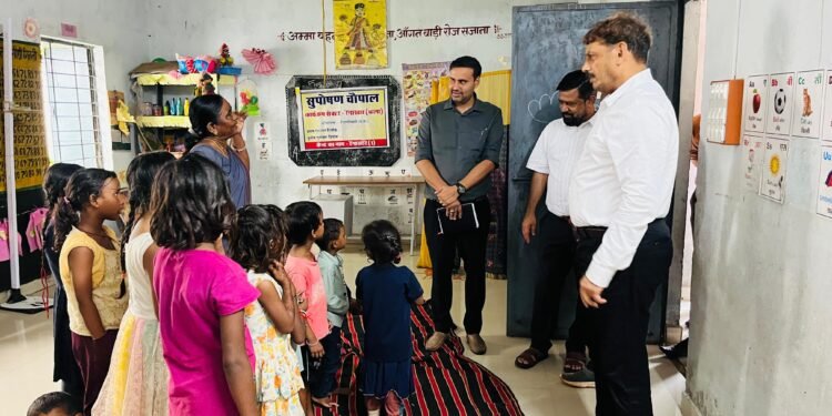 कलेक्टर गोपाल वर्मा ने सुदूर वनांचल क्षेत्र आंगनबाड़ी केन्द्र रेंगाखार का किया आकस्मिक निरीक्षण कलेक्टर ने बच्चों से की आत्मीय बातचीत कर दिनचर्या और भोजन व्यवस्था की ली जानकारी