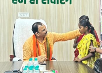 *“पापा, मैं ठीक हो जाऊंगी ना?”– दिल की बीमारी से जूझ रही मासूम शांभवी गुरला का सवाल*  *स्वास्थ्य मंत्री श्याम बिहारी जायसवाल ने भोपालपटनम से आए परिवार को दिया संपूर्ण इलाज का भरोसा*