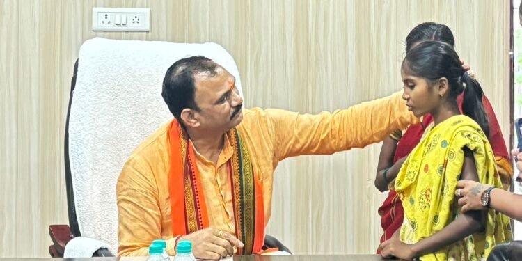 *“पापा, मैं ठीक हो जाऊंगी ना?”– दिल की बीमारी से जूझ रही मासूम शांभवी गुरला का सवाल* *स्वास्थ्य मंत्री श्याम बिहारी जायसवाल ने भोपालपटनम से आए परिवार को दिया संपूर्ण इलाज का भरोसा*