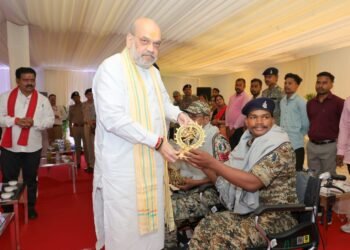 *केन्द्रीय गृह एवं सहकारिता मंत्री अमित शाह ने कर्रेगुट्टालु पहाड़ी पर ‘ऑपरेशन ब्लैक फॉरेस्ट’ को सफलतापूर्वक अंजाम देने वाले सीआरपीएफ, छत्तीसगढ़ पुलिस, डीआरजीऔर कोबरा के जवानों से भेंट की और उन्हें सम्मानित किया*