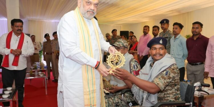 *केन्द्रीय गृह एवं सहकारिता मंत्री अमित शाह ने कर्रेगुट्टालु पहाड़ी पर ‘ऑपरेशन ब्लैक फॉरेस्ट’ को सफलतापूर्वक अंजाम देने वाले सीआरपीएफ, छत्तीसगढ़ पुलिस, डीआरजीऔर कोबरा के जवानों से भेंट की और उन्हें सम्मानित किया*