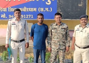 कबीरधाम पुलिस ने अपनी सजगता, मेहनत और कार्यकुशलता का परिचय देते हुए नकली नोट के कारोबार पर करारा प्रहार किया है। जिला पुलिस कप्तान धर्मेन्द्र सिंह (आईपीएस) के मार्गदर्शन, अतिरिक्त पुलिस अधीक्षक पुष्पेन्द्र बघेल एवं पंकज पटेल के नेतृत्व तथा डीएसपी मुख्यालय आशीष शुक्ला एवं डीएसपी कृष्ण कुमार चंद्राकर के पर्यवेक्षण में यह कार्रवाई की गई। यह उपलब्धि पुलिस की टीमवर्क और समर्पित प्रयासों का परिणाम है।