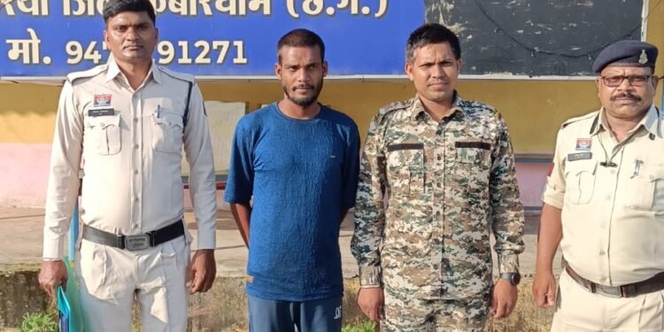 कबीरधाम पुलिस ने अपनी सजगता, मेहनत और कार्यकुशलता का परिचय देते हुए नकली नोट के कारोबार पर करारा प्रहार किया है। जिला पुलिस कप्तान धर्मेन्द्र सिंह (आईपीएस) के मार्गदर्शन, अतिरिक्त पुलिस अधीक्षक पुष्पेन्द्र बघेल एवं पंकज पटेल के नेतृत्व तथा डीएसपी मुख्यालय आशीष शुक्ला एवं डीएसपी कृष्ण कुमार चंद्राकर के पर्यवेक्षण में यह कार्रवाई की गई। यह उपलब्धि पुलिस की टीमवर्क और समर्पित प्रयासों का परिणाम है।