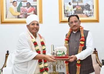 *मुख्यमंत्री से पूज्य संत असंग देव ने सौजन्य भेंट की*