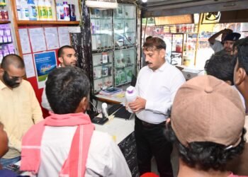 कलेक्टर गोपाल वर्मा ने कवर्धा के कृषि केन्द्र, दुकानों का किया औचक निरीक्षण