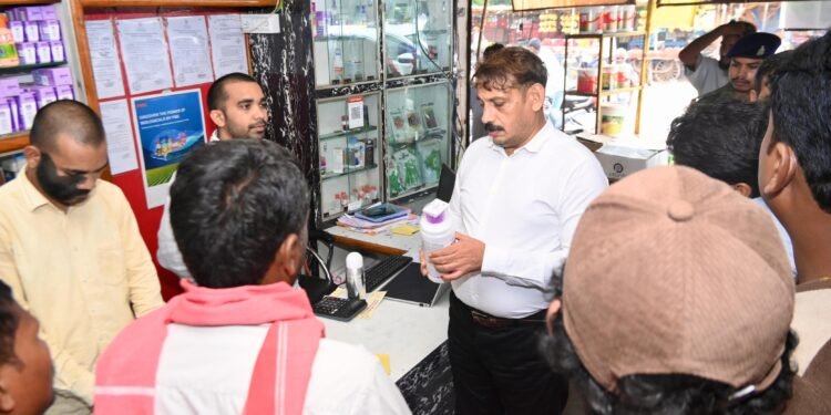 कलेक्टर गोपाल वर्मा ने कवर्धा के कृषि केन्द्र, दुकानों का किया औचक निरीक्षण