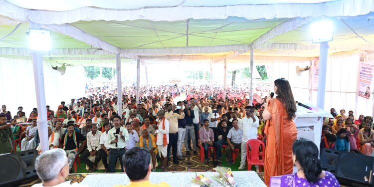 *धर्मांतरण पर प्रहार, घर वापसी से मिली नई राह, पंडरिया विधायक भावना बोहरा के प्रयासों से वनांचल के 70 से अधिक लोगों ने की अपने मूल धर्म में वापसी, विधायक ने पैर पखारकर किया अभिनंदन*