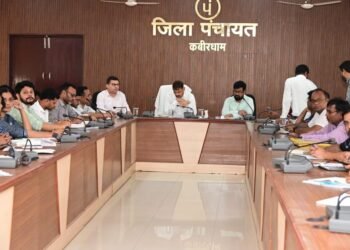 प्रधानमंत्री जनमन आवास में लापरवाही बरतने पर मुड़वाही सचिव  प्रदीप धुर्वे तत्काल प्रभाव से निलंबित  प्रधानमंत्री जनमन योजना की समीक्षा में कलेक्टर सख्त, लापरवाही पर सचिव निलंबित