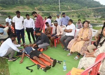 छीरपानी जलाशय में ओवरफ्लो, रातभर फँसे रहे चार ग्रामीणों को राहत एवं बचाव दल ने सुरक्षित निकाला  भोंदा गांव के समीप बाढ़ में पुल क्षतिग्रस्त, राहत शिविरों में ठहराए गए लोग  भोंदा में पुल क्षतिग्रस्त, प्रशासन ने सुरक्षित निकाले सभी ग्रामीण  तेज बारिश से जिले में बाढ़ की स्थिति, राहत शिविरों में ठहराए गए प्रभावित