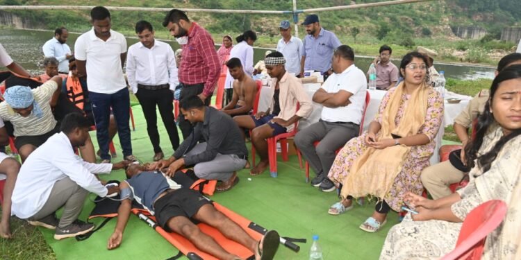 छीरपानी जलाशय में ओवरफ्लो, रातभर फँसे रहे चार ग्रामीणों को राहत एवं बचाव दल ने सुरक्षित निकाला भोंदा गांव के समीप बाढ़ में पुल क्षतिग्रस्त, राहत शिविरों में ठहराए गए लोग भोंदा में पुल क्षतिग्रस्त, प्रशासन ने सुरक्षित निकाले सभी ग्रामीण तेज बारिश से जिले में बाढ़ की स्थिति, राहत शिविरों में ठहराए गए प्रभावित