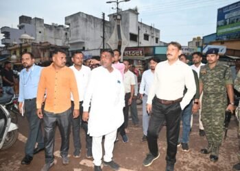 कलेक्टर ने किया नवीन बाजार से कर्मा माता चौक का किया निरीक्षण, यातायात सुगम बनाने प्रशासन सख्त, अब सड़क पर ठेला लगाने वालों पर होगी कार्रवाई