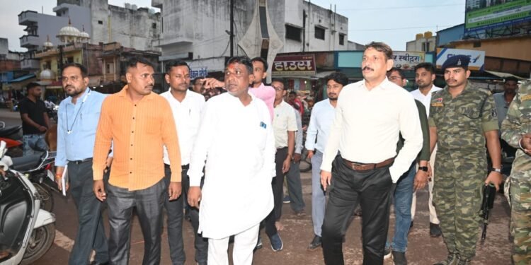 कलेक्टर ने किया नवीन बाजार से कर्मा माता चौक का किया निरीक्षण, यातायात सुगम बनाने प्रशासन सख्त, अब सड़क पर ठेला लगाने वालों पर होगी कार्रवाई